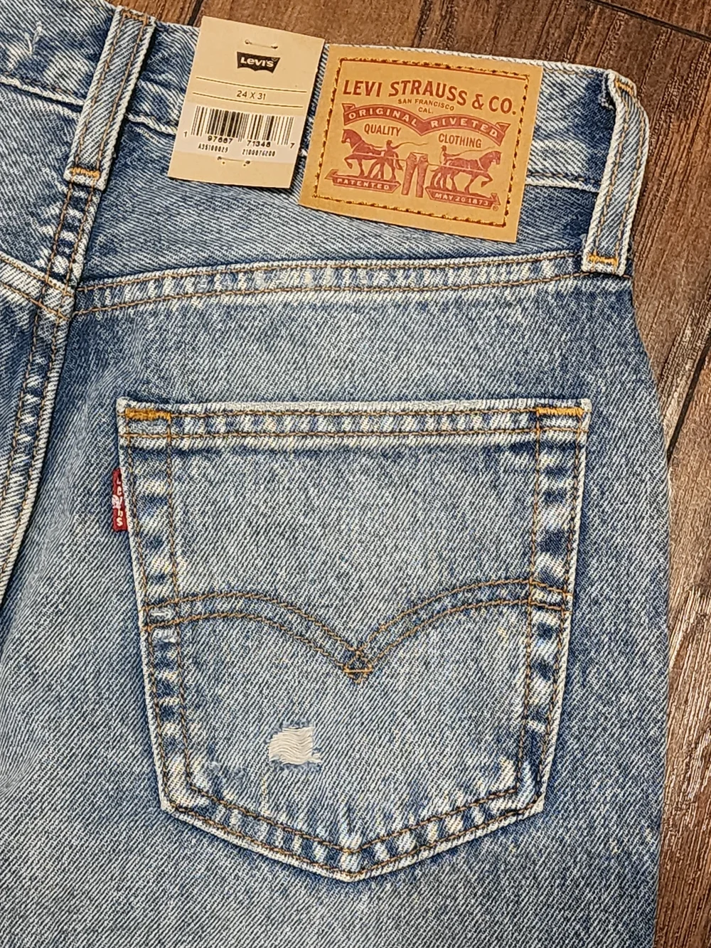 Levi’s Women’s 94 Baggy Jeans 24x31 Light Wash Distressed Mid Rise Straight Leg - Picture 11 of 12